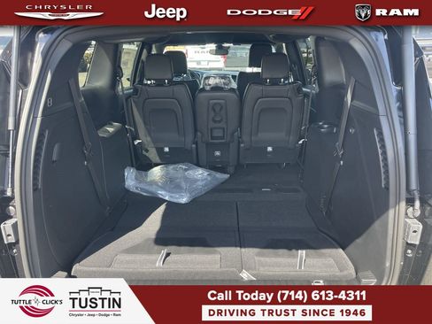 New 2026 Chrysler Pacifica Select FWD image 27