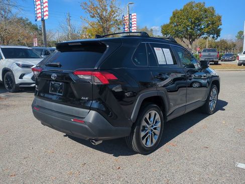 Used 2021 Toyota RAV4 XLE Premium image 5