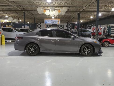 Used 2021 Toyota Camry SE image 6