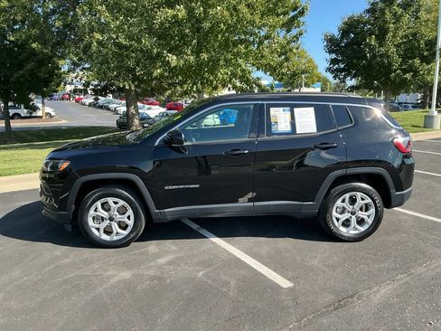 Used 2025 Jeep Compass Latitude w/ Sun & Sound Group AWD/4WD image 6