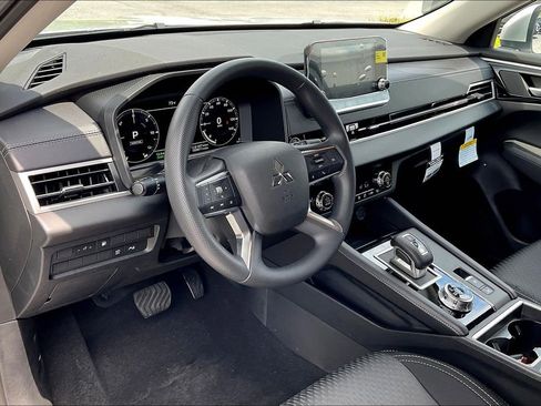 New 2025 Mitsubishi Outlander ES image 6