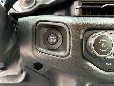 Used 2025 Jeep Wrangler Unlimited Sport AWD/4WD image 16