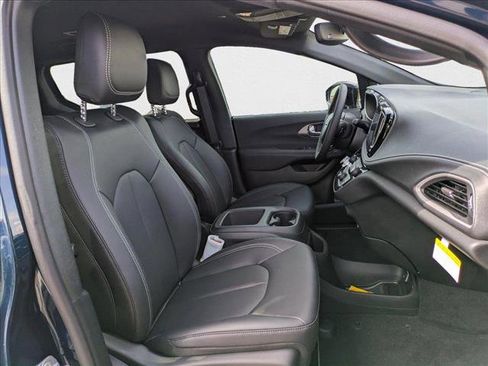 New 2025 Chrysler Pacifica Select image 16