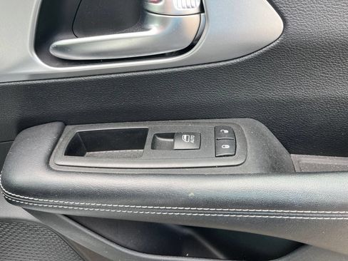 Used 2019 Chrysler Pacifica Touring Plus w/ Advanced Safetytec Group FWD image 11