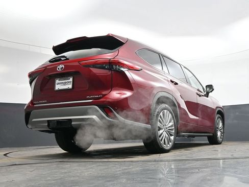 Used 2023 Toyota Highlander Platinum image 39