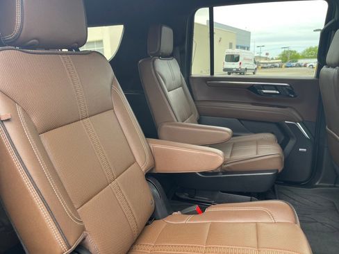 Used 2025 Chevrolet Suburban High Country AWD/4WD image 14