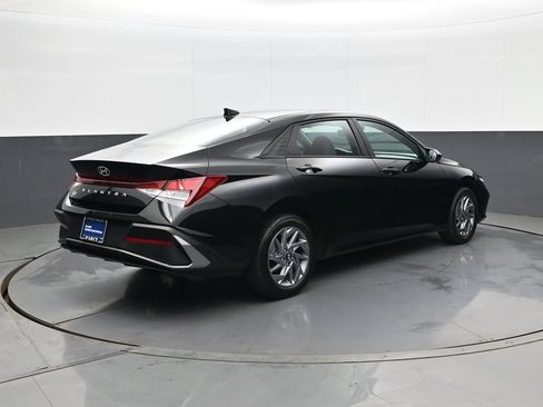 Certified 2024 Hyundai Elantra SEL FWD image 5