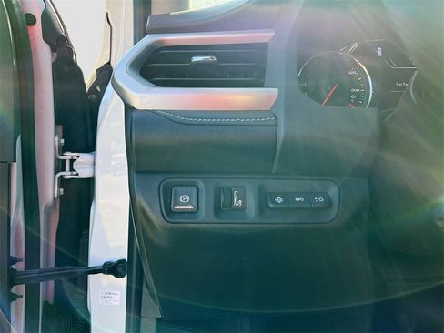 Used 2023 GMC Acadia SLT w/ Elevation Edition image 10