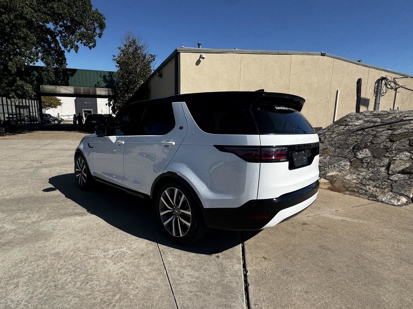 Used 2025 Land Rover Discovery Dynamic SE AWD/4WD image 5