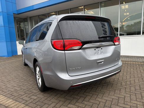 Used 2020 Chrysler Pacifica Limited w/ Advanced Safetytec Group FWD image 3