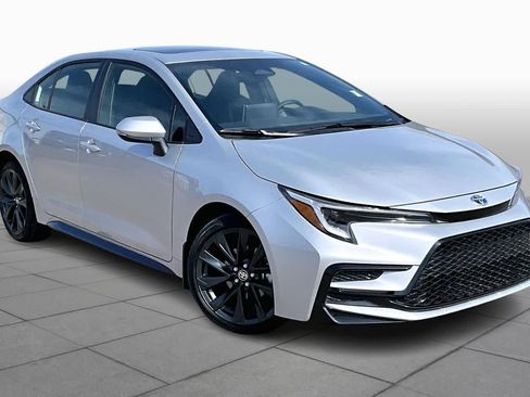 Used 2025 Toyota Corolla SE w/ SE Premium Package image 3