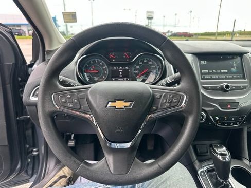 Used 2018 Chevrolet Cruze LT w/ Convenience Package FWD image 31
