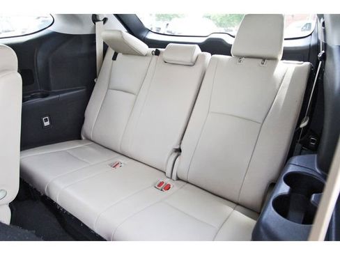 Used 2023 Toyota Highlander XLE image 12