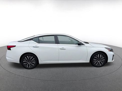 Used 2025 Nissan Altima 2.5 SV FWD image 13