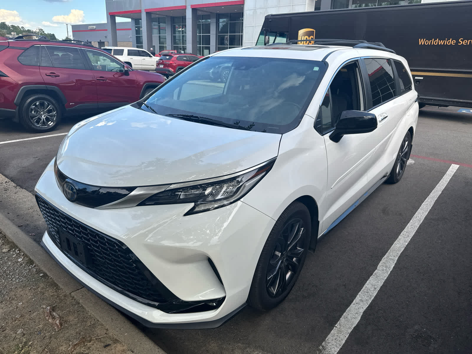 Used 2022 Toyota Sienna XSE FWD image 2