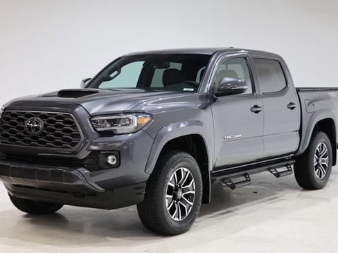 Used 2020 Toyota Tacoma TRD Sport w/ TRD Premium Sport Package AWD/4WD image 3