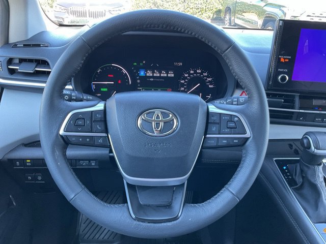 Used 2025 Toyota Sienna XLE FWD image 28