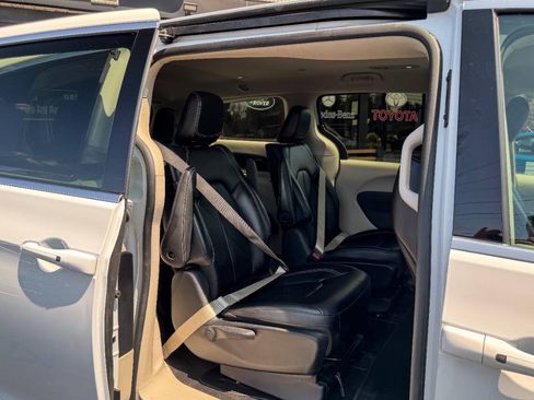 Used 2024 Chrysler Pacifica Limited FWD image 14