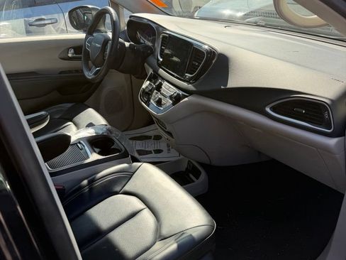 Used 2023 Chrysler Pacifica Touring-L FWD image 8