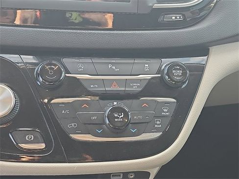 Used 2020 Chrysler Pacifica Touring w/ Tire & Wheel Group image 25