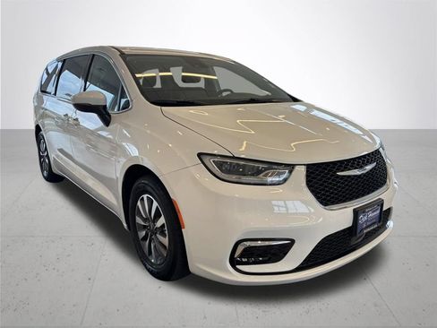 Used 2023 Chrysler Pacifica Touring-L FWD image 5