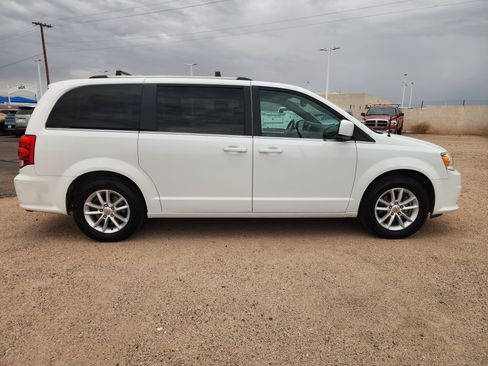 Used 2019 Dodge Grand Caravan SXT FWD image 4