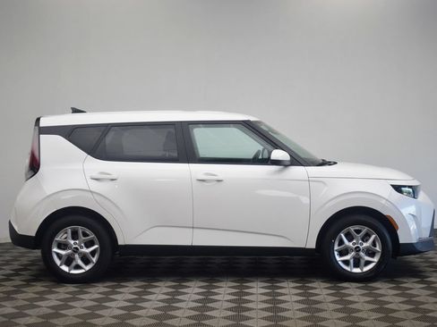 Used 2025 Kia Soul LX w/ LX Technology Package FWD image 12