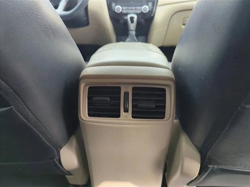 Used 2017 Nissan Rogue SV FWD image 18