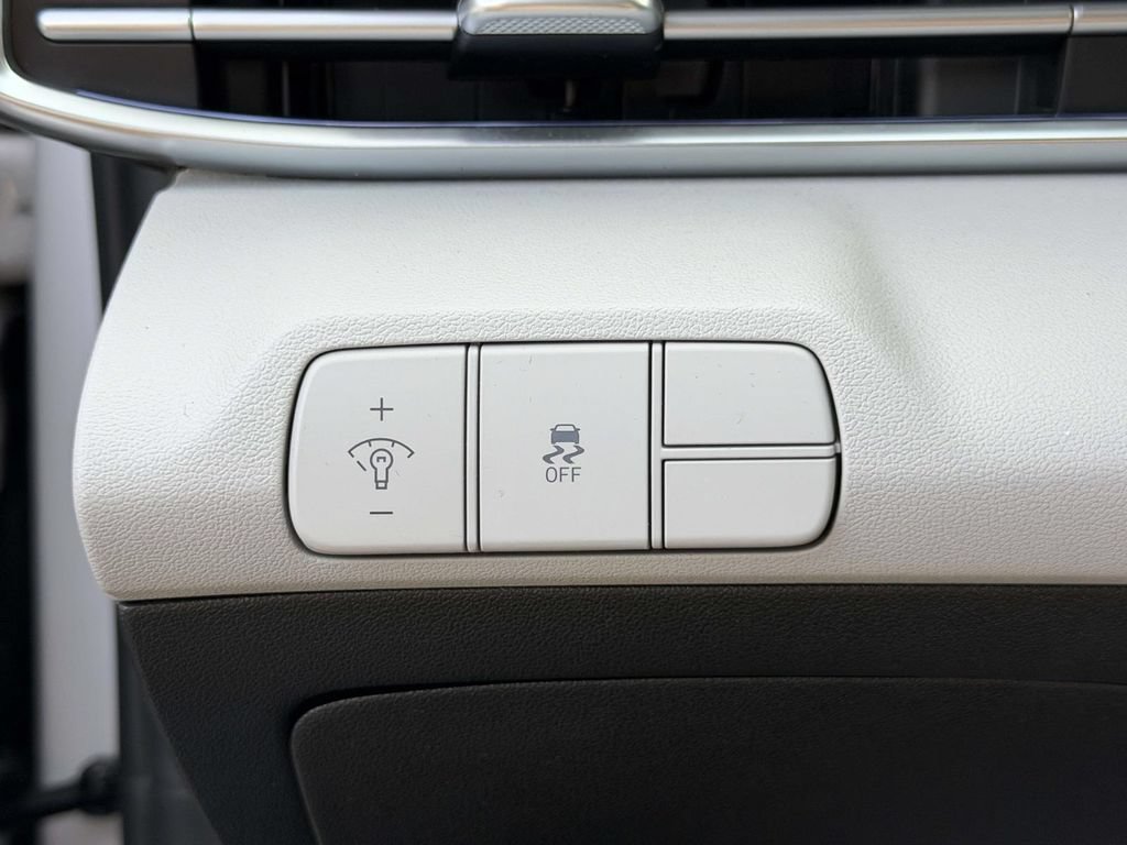 Certified 2025 Hyundai Elantra Limited FWD image 23