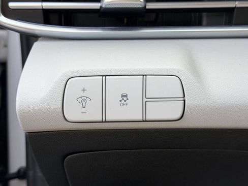 Certified 2025 Hyundai Elantra Limited FWD image 23