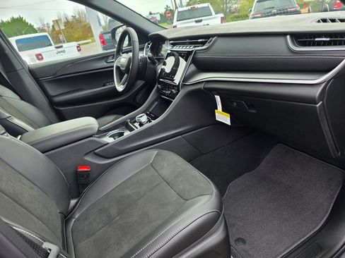 New 2025 Jeep Grand Cherokee Altitude image 30