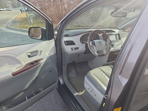 Used 2012 Toyota Sienna AWD image 5