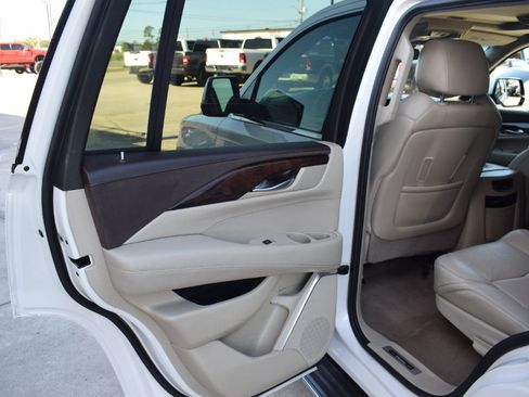 Used 2016 Cadillac Escalade Luxury AWD/4WD image 10
