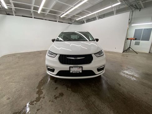 Used 2024 Chrysler Pacifica Select image 9