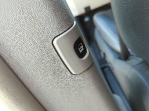 Used 2016 Chrysler Town & Country Touring w/ Driver Convenience Group FWD image 25