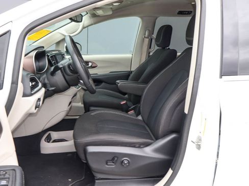 Used 2023 Chrysler Voyager LX image 7