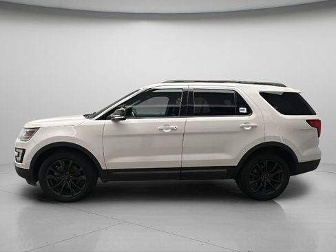 Used 2017 Ford Explorer XLT w/ Equipment Group 202A AWD/4WD image 3