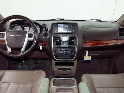 Used 2014 Chrysler Town & Country Touring FWD image 23