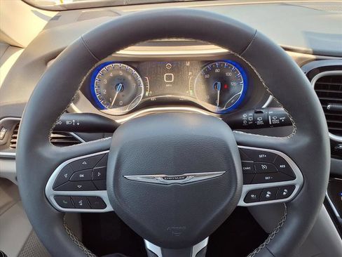 Used 2023 Chrysler Pacifica Touring-L FWD image 18