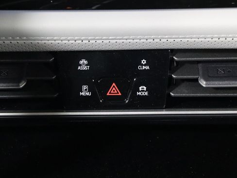 Used 2025 Volkswagen Atlas Peak Edition SE image 34