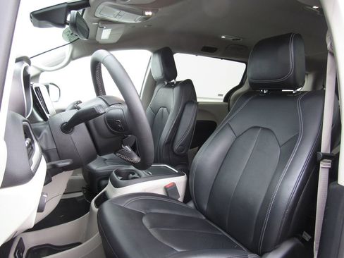 Used 2024 Chrysler Pacifica Touring-L FWD image 10