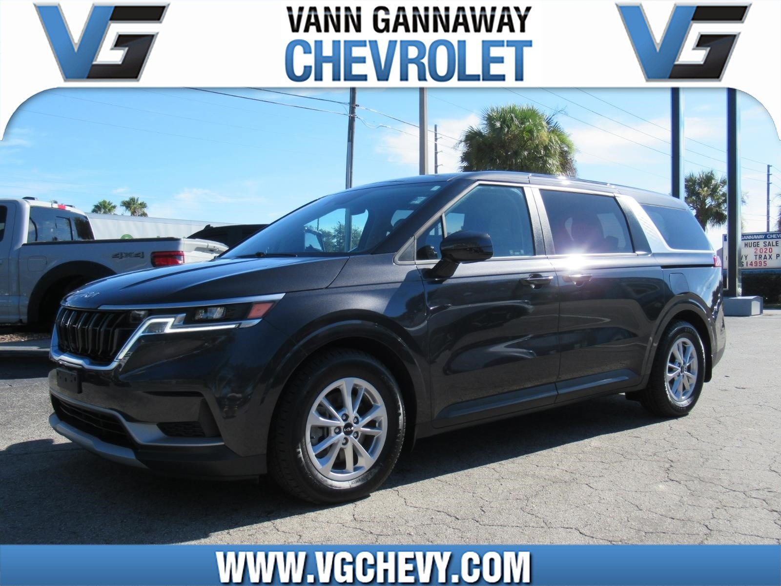 Used 2022 Kia Carnival LX FWD image 1