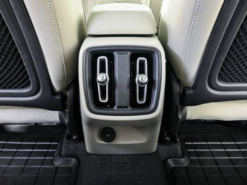 Used 2019 Volvo XC40 T5 Momentum image 18