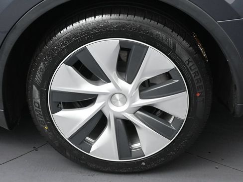 Used 2022 Tesla Model Y Long Range AWD/4WD image 37