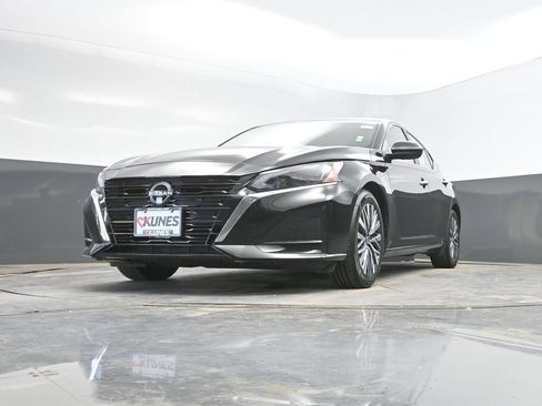 Used 2025 Nissan Altima 2.5 SV FWD image 33