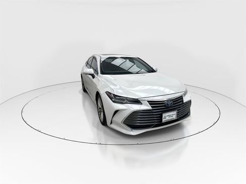 Used 2020 Toyota Avalon Limited image 2