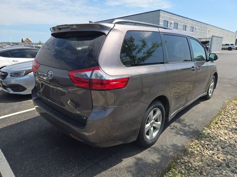 Used 2020 Toyota Sienna LE FWD image 3