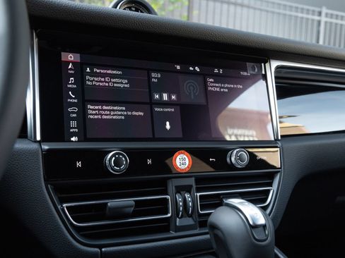 Certified 2026 Porsche Macan AWD/4WD image 25
