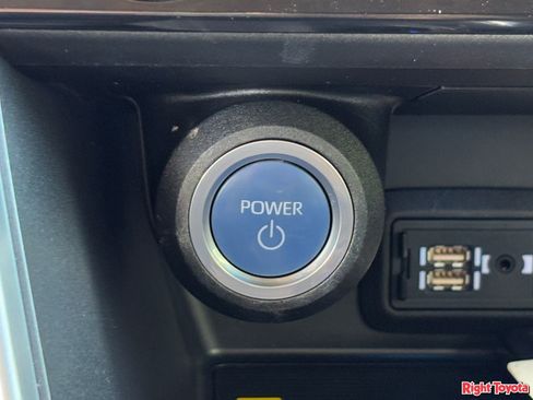 Used 2021 Toyota Venza LE AWD/4WD image 25