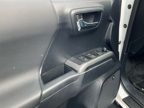 Used 2019 Toyota Tacoma TRD Sport image 24